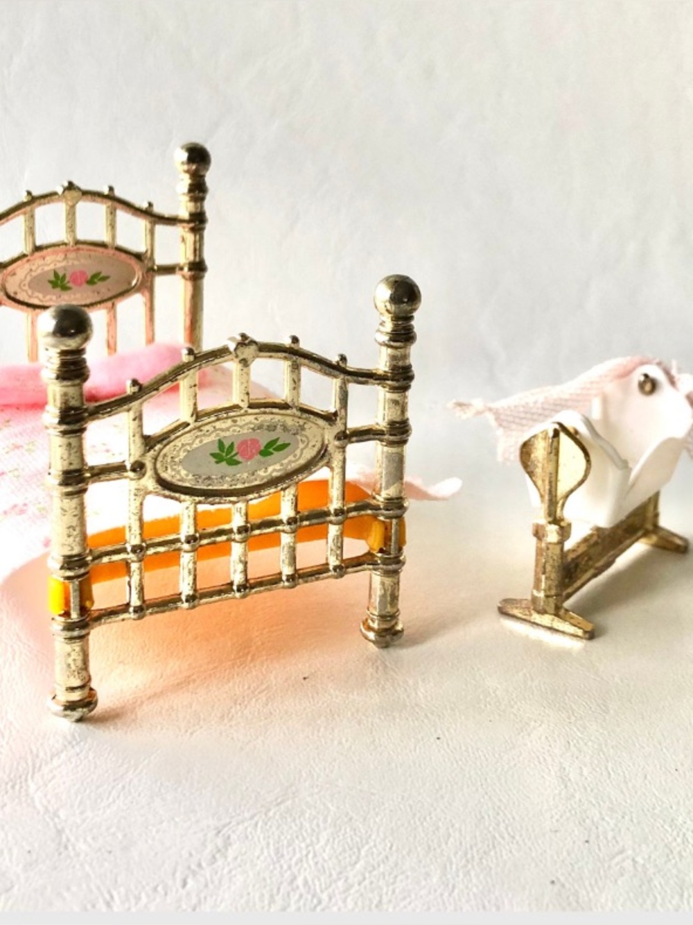 Vintage-Miniature Metal Bed - little kiddle dolls Mattel + cradle